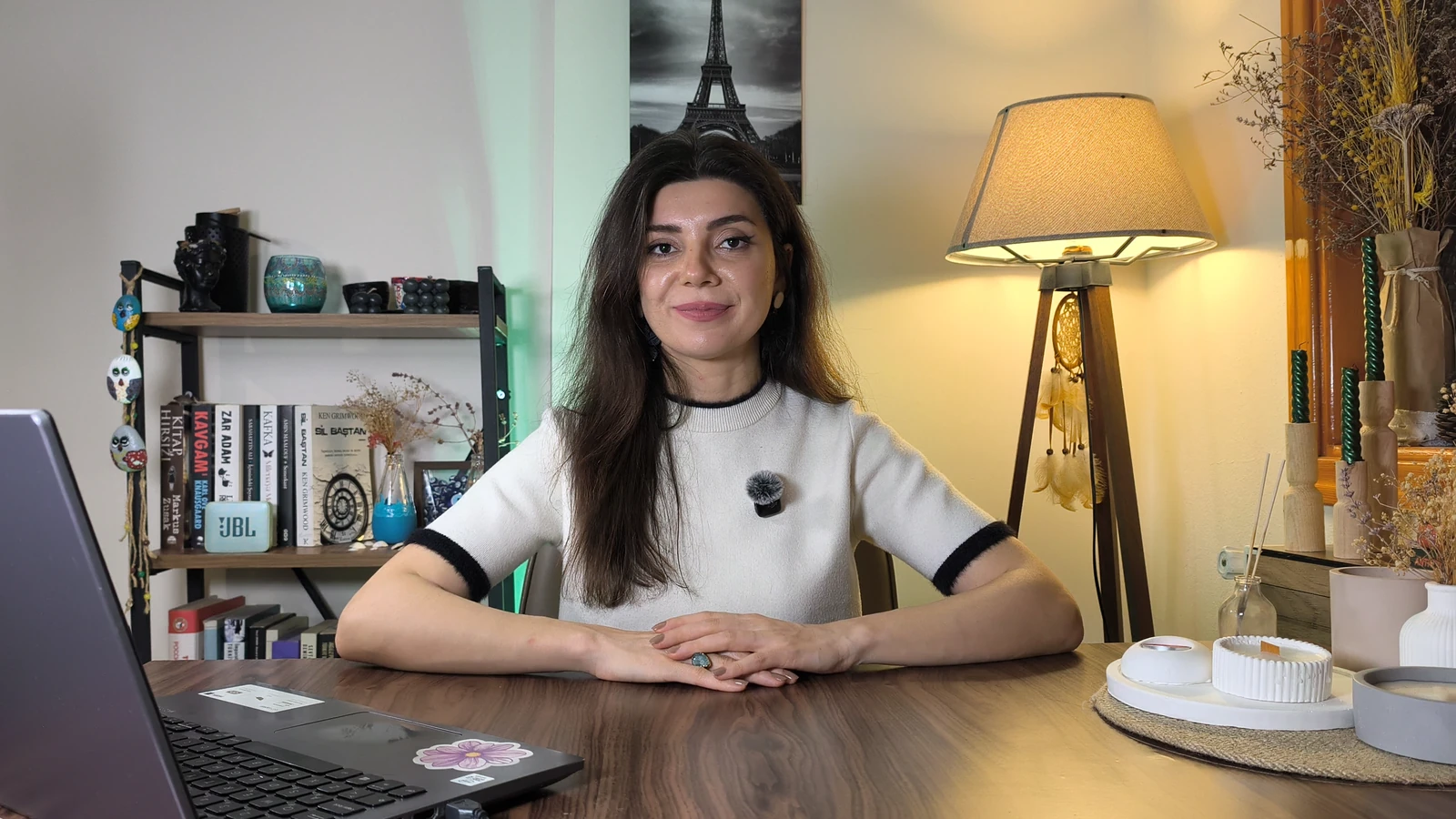 Ayten Teacher, ders anlatım ortamında çalışma masasının başında