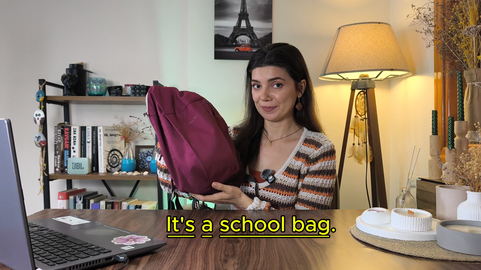 Ayten Teacher okul çantasını göstererek İngilizce anlatıyor: It’s a school bag.